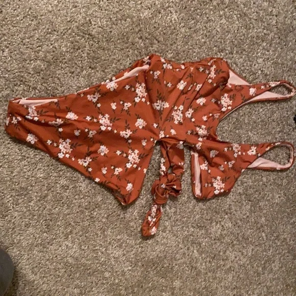 Super cute One piece swimsuit worn once perfect condition - Picture 3 of 5